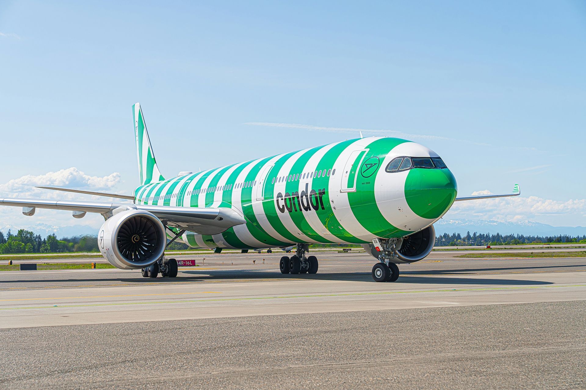 Condor Flugzeug mit dem neuen gestreiften Design