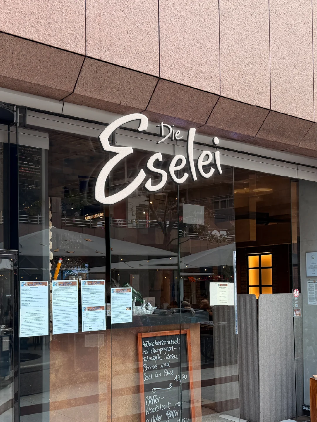 Die Eselei Fassade mit beleuchtetem Schriftzug